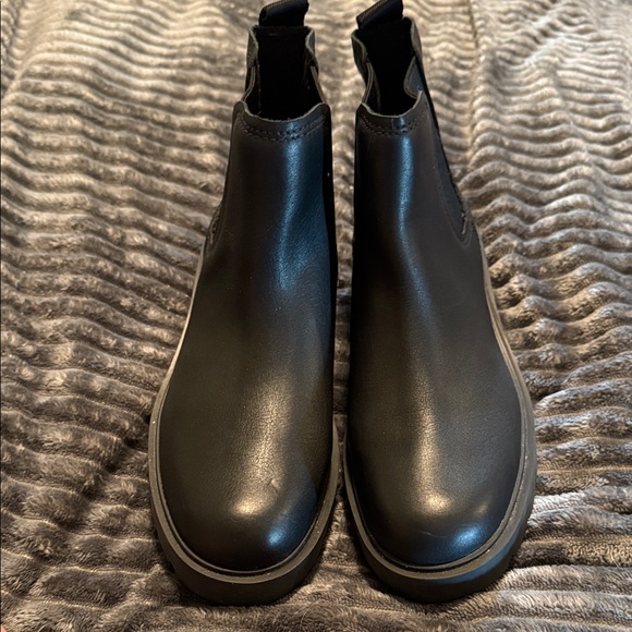 UGG Classic Black Ankle Booties. S111 - Picture 3 of 9